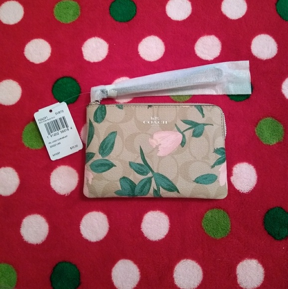 Coach Handbags - ⭐SALE ⭐🆕Coach Camo Rose Corner Zip Wristlet